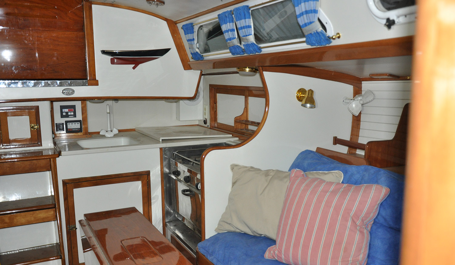 Hinckley Bermuda 40 Nunki galley