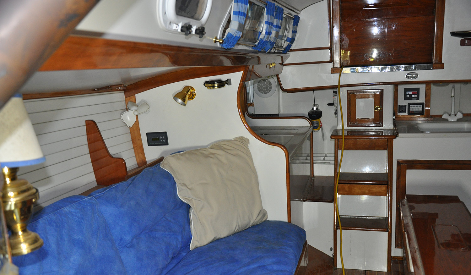 Hinckley Bermuda 40 Nunki companionway