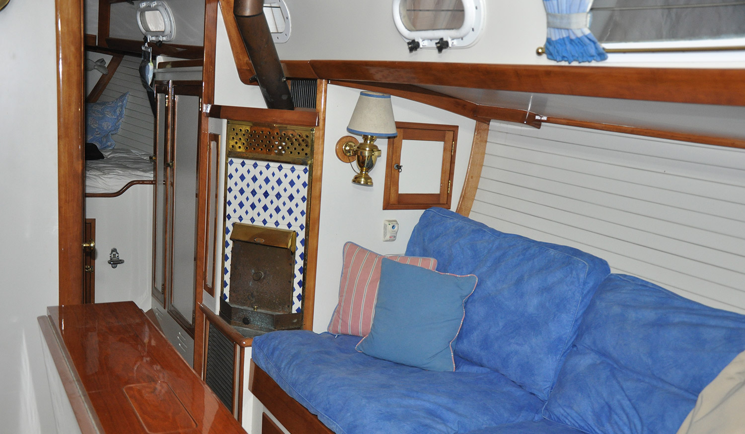 Hinckley Bermuda 40 Nunki salon and fireplace