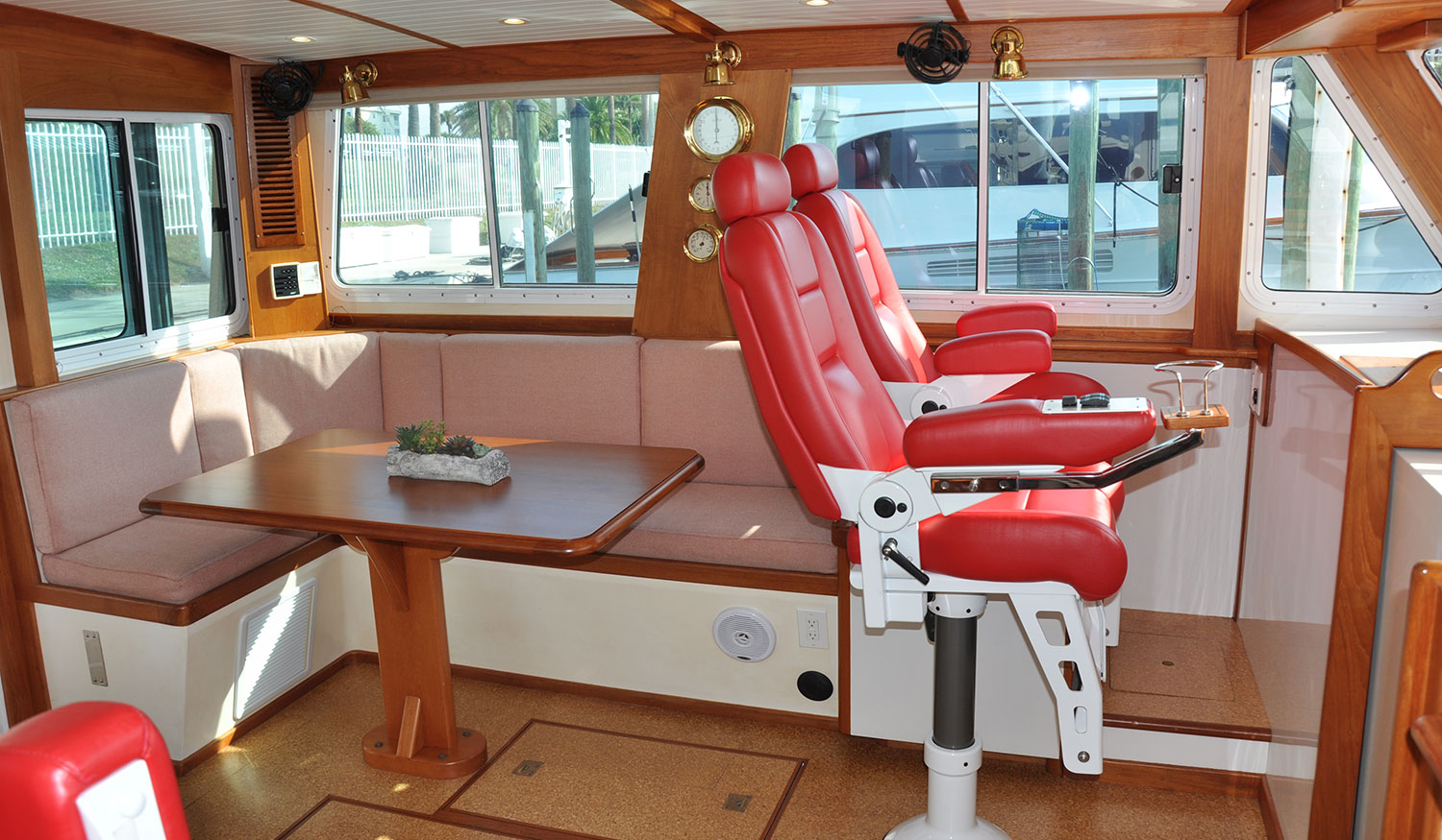 Wesmac 42 Relentless main salon