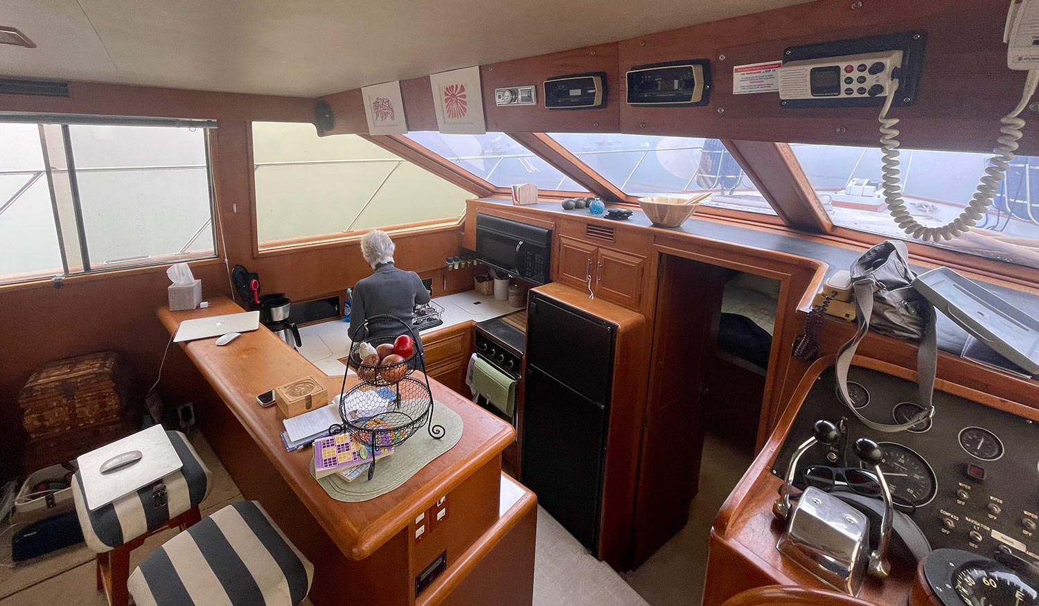 1985 Ocean Alexander Yachtsman NO DRAMA main salon